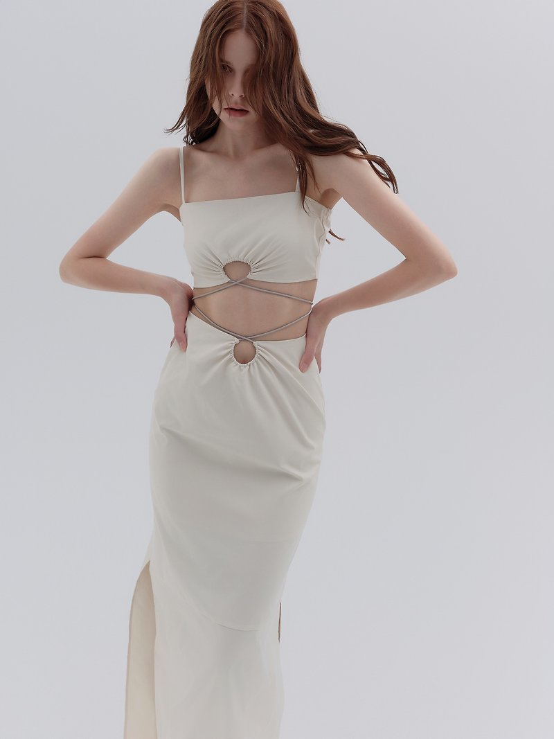 香草白色 鏤空弧形抽褶設計抽繩金屬扣套裝 抹胸吊帶長半裙 - 連身裙 - 聚酯纖維 白色