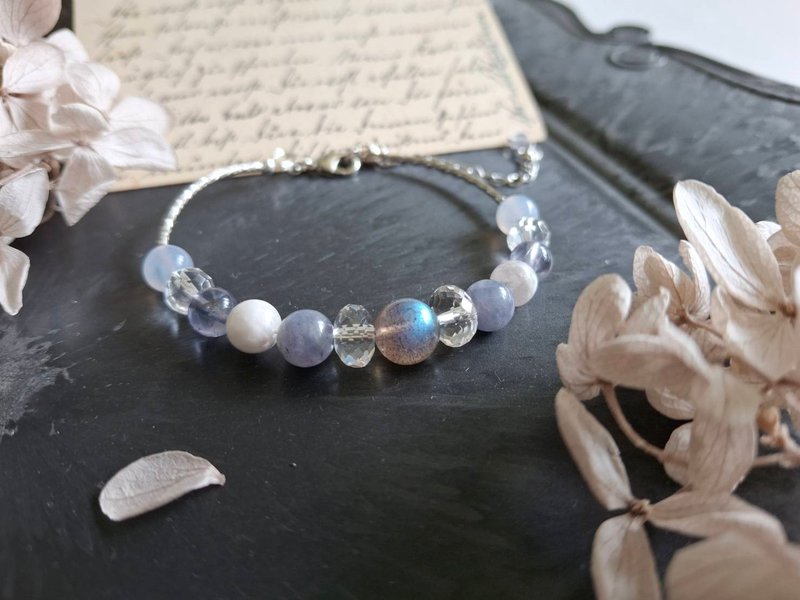 Wear a small color red - Madagascar blue labradorite, white crystal, cordierite, blue Stone - สร้อยข้อมือ - เครื่องประดับพลอย ขาว