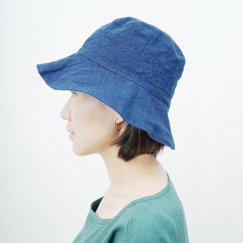 蘑菇MOGU/天然染/雙面帽/深藍格紋 - 帽子 - 棉．麻 藍色