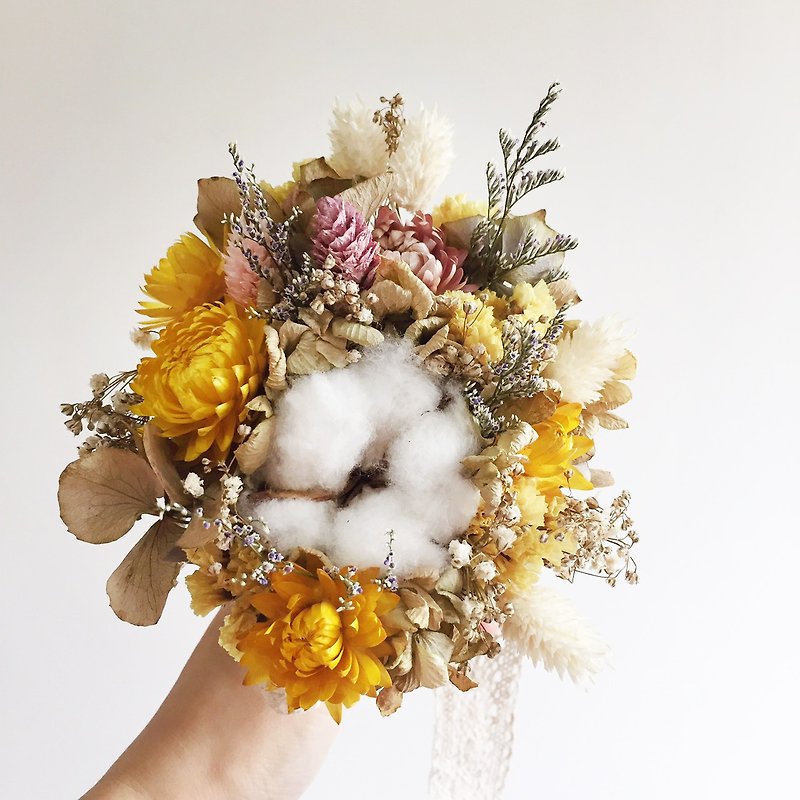 妊娠中の女性の綿の小さな花束の乾燥ブーケ乾燥花の花嫁のブーケウェディングブーケの結婚の結婚式の結婚式のビュッフェの結婚式屋外の写真の肖像画 - 置物 - 紙 イエロー