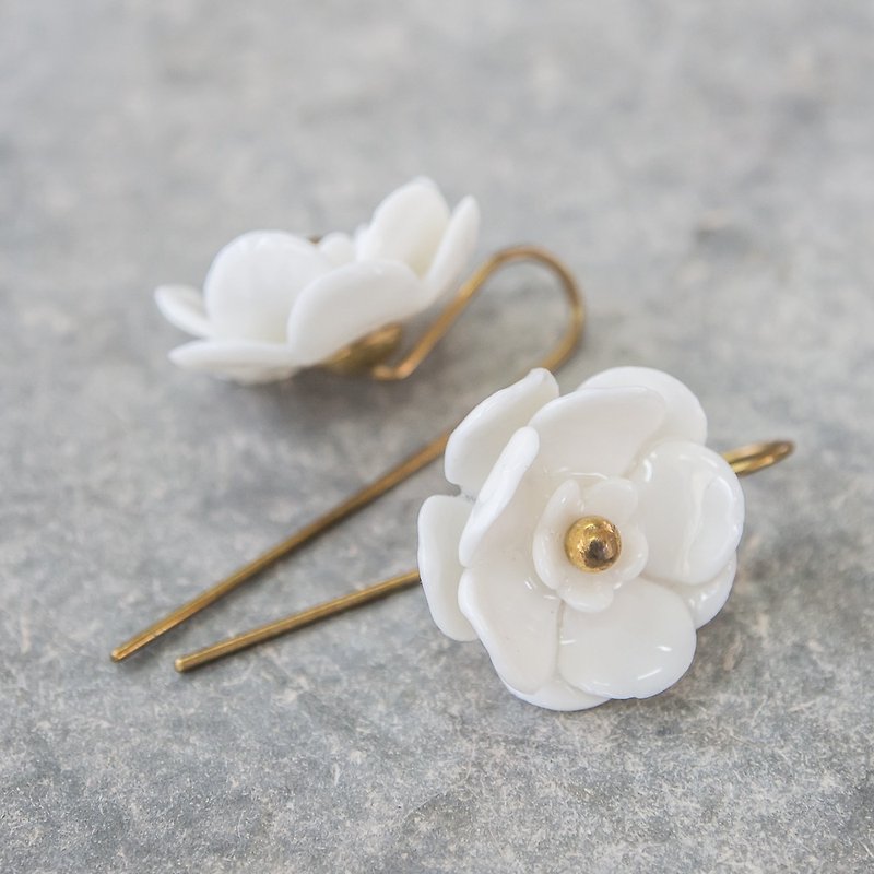 Plum ~ white porcelain flower hook earrings ~ size S - ต่างหู - เครื่องลายคราม ขาว