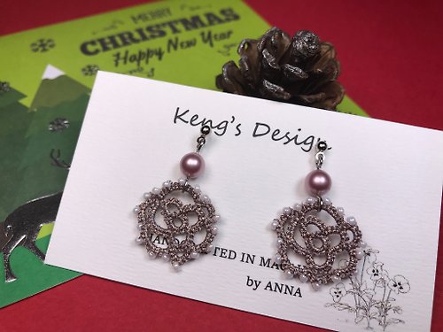 Keng's Design 手織蕾絲玫瑰花珍珠耳環 聖誕禮物 Swarovski水晶 粉紅色 防過
