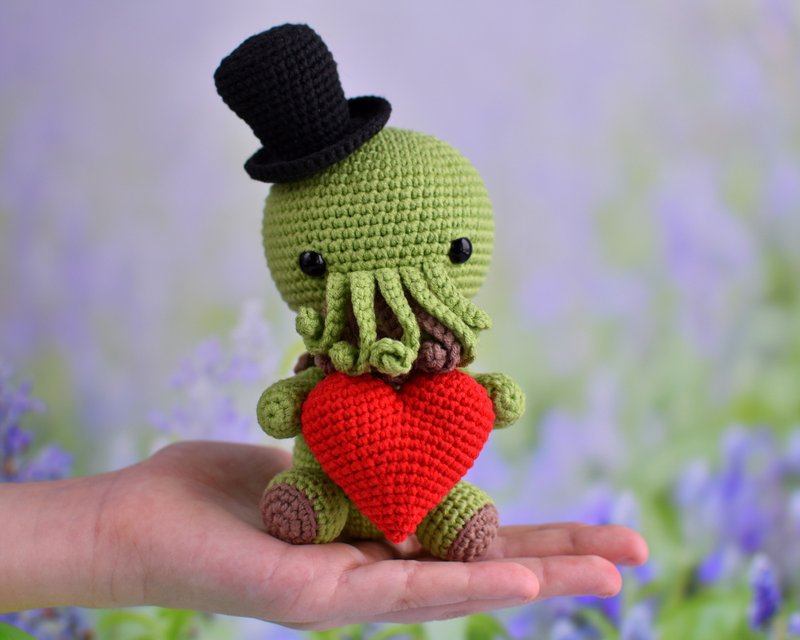 Cthulhu crochet with heart / Top hat Cthulhu / Lovecraft  cthulhu plush - 公仔/玩偶 - 棉．麻 