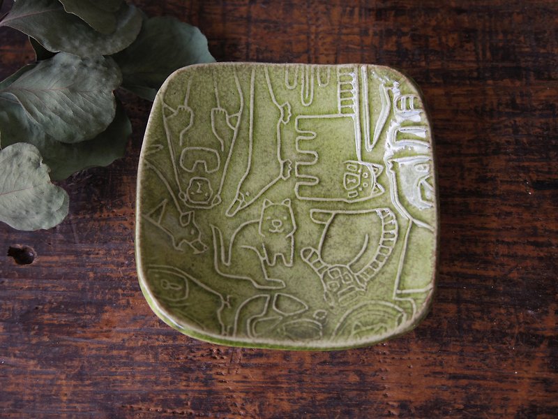 Green square tiny plate with relief rare animals - จานและถาด - ดินเผา สีเขียว
