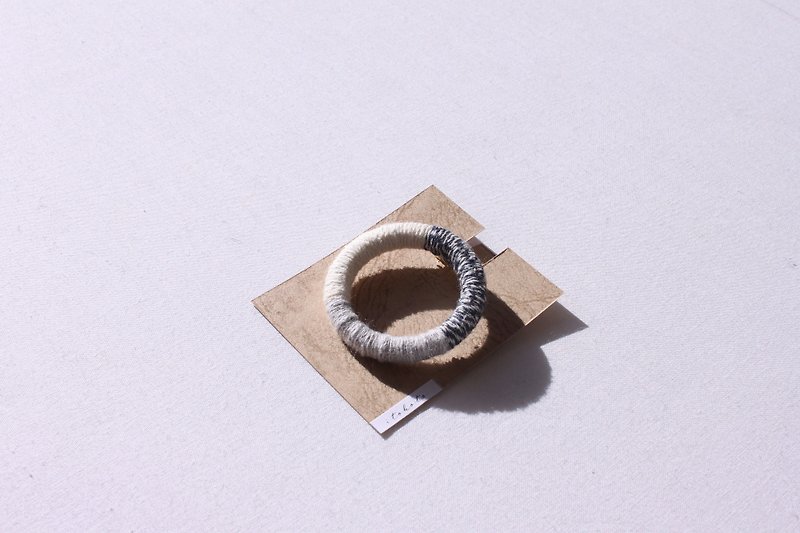 [Large] tone round brooch - เข็มกลัด - ผ้าฝ้าย/ผ้าลินิน สีเทา