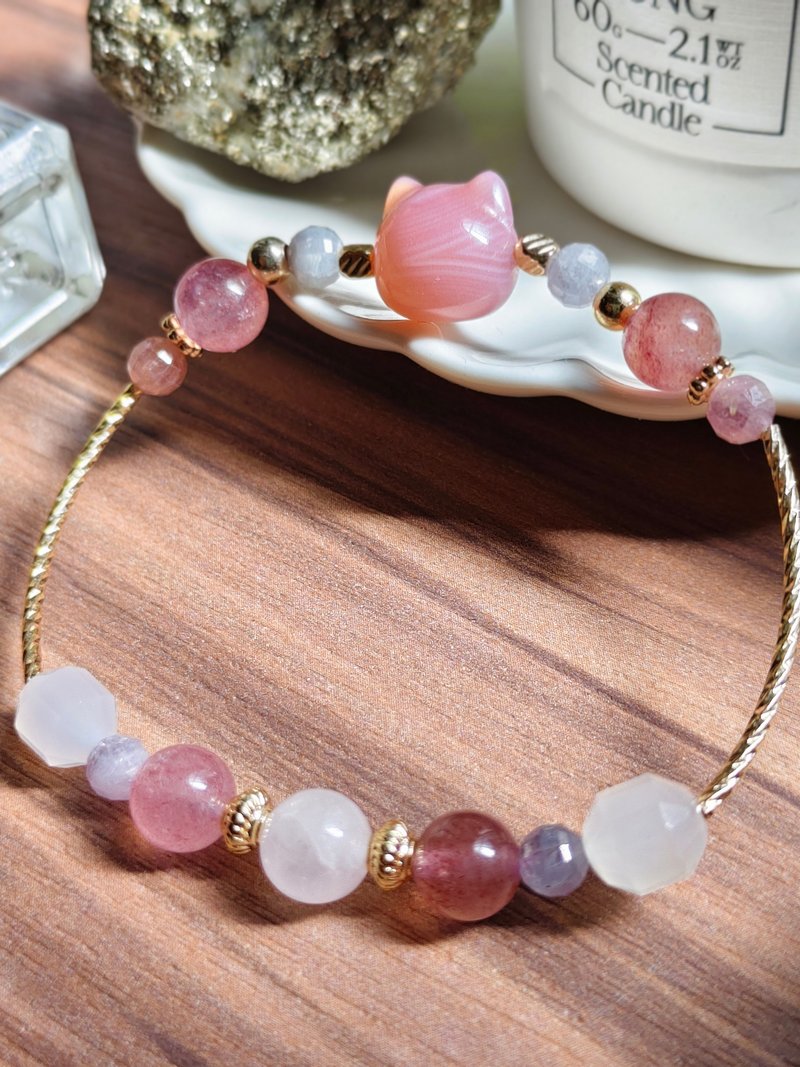 【 緋紅瑪瑙貓頭x草苺晶水晶手鏈】平穩情緒好人緣 - 手鍊/手環 - 水晶 粉紅色