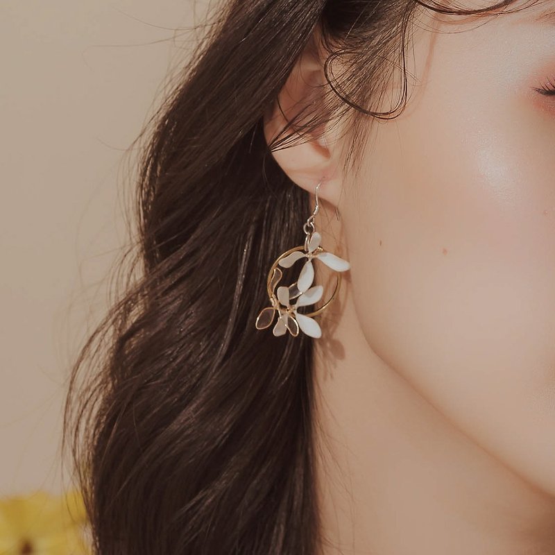[Edge-Pure White] Dangle Earrings | Crystal Flower Jewelry - ต่างหู - เรซิน ขาว