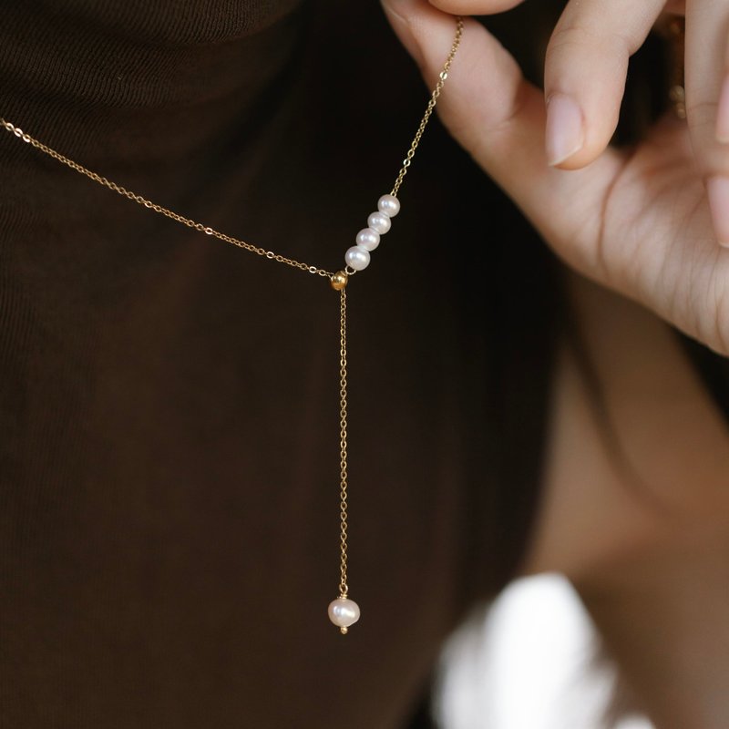 Y-Necklace with Adjustable Freshwater Pearl | 316L Surgical Steel & 18K Gold - สร้อยคอ - สแตนเลส สีทอง