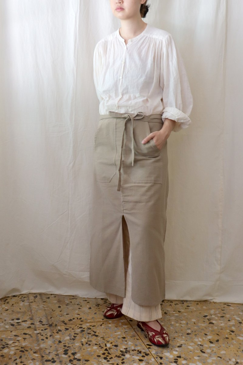 Ayuno long version half apron Khaki - ผ้ากันเปื้อน - ผ้าฝ้าย/ผ้าลินิน สีกากี