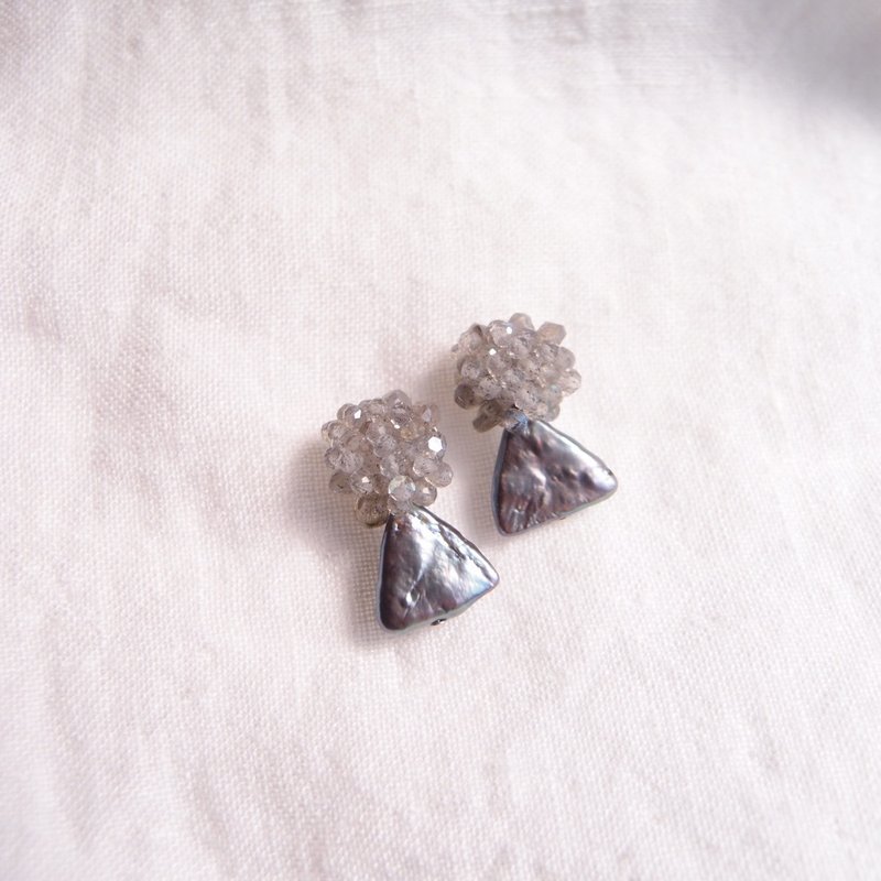 【真珠刺繍　ピアス】labradorite × triangle pearl　　marusankaku - 耳環/耳夾/耳骨夾 - 寶石 灰色