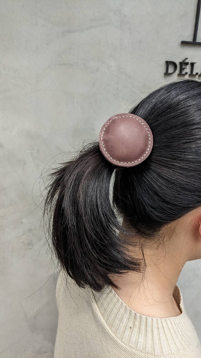 髪を束ねて手縫いで作る革製のラウンドヘアバンドヘアアクセサリー - ヘアアクセサリー - 革 ブラウン
