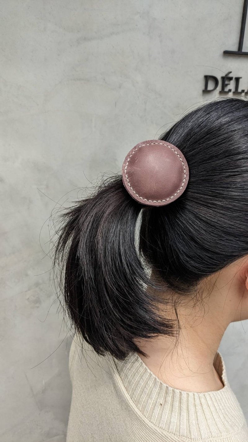 Leather round hairband hair accessories to tie hair and hand-sewn - เครื่องประดับผม - หนังแท้ สีนำ้ตาล