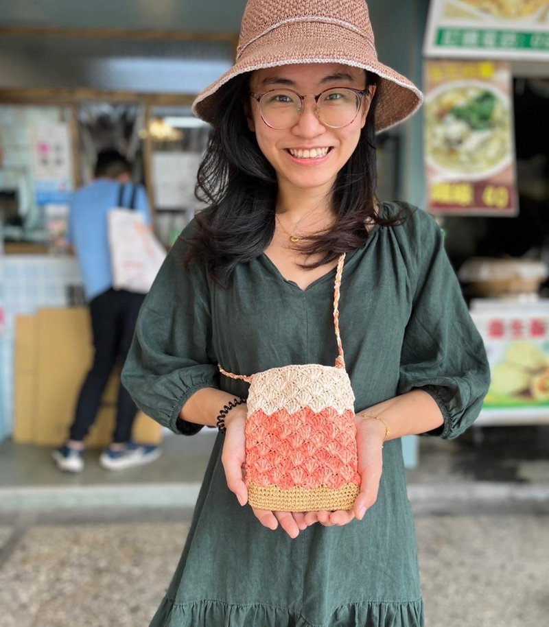 Hand woven bag - ice cream mobile phone crossbody bag - raffia paper thread - Messenger Bags & Sling Bags - Paper 