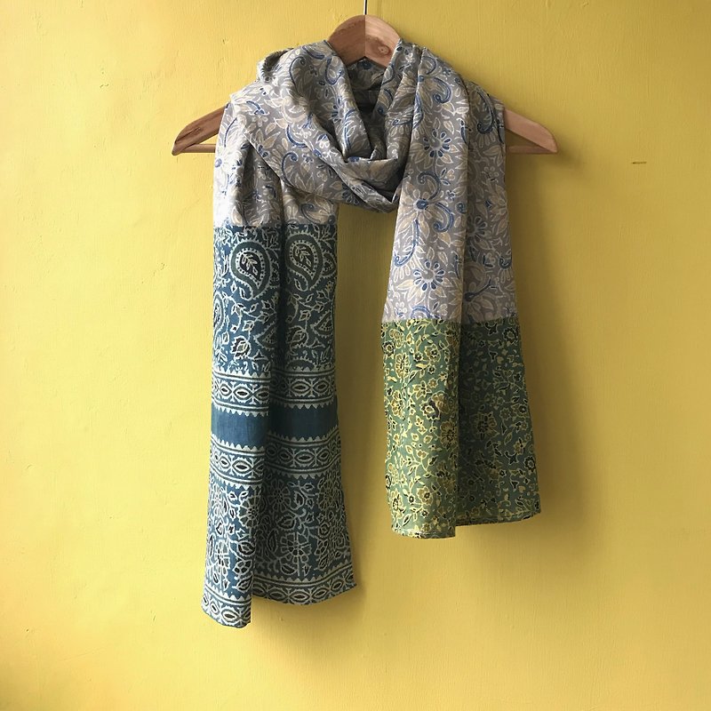 Woodcut dyeing and natural plant dyeing hand-limited scarf - ผ้าพันคอ - ผ้าฝ้าย/ผ้าลินิน สีเงิน
