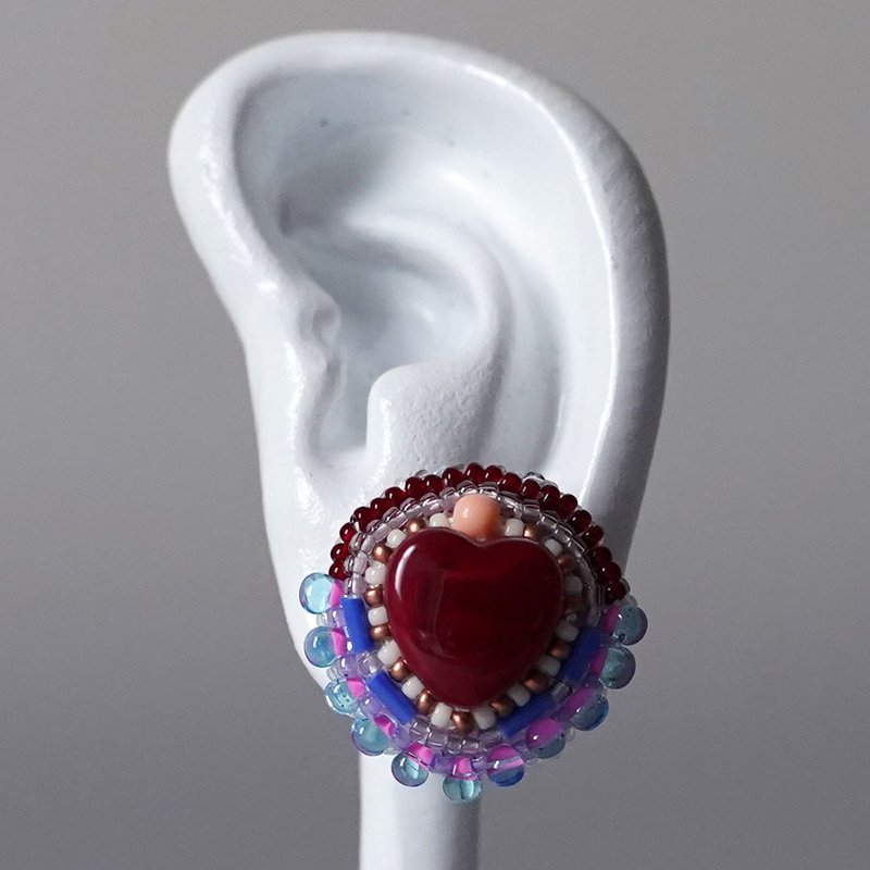 おしゃべりなイヤリング ピアス No.45 ダークレッドのハートモチーフ×ブルー ビーズ刺繍デザイン 大ぶり サージカルステンレス 金具選択可 - 耳環/耳夾/耳骨夾 - 塑膠 紅色