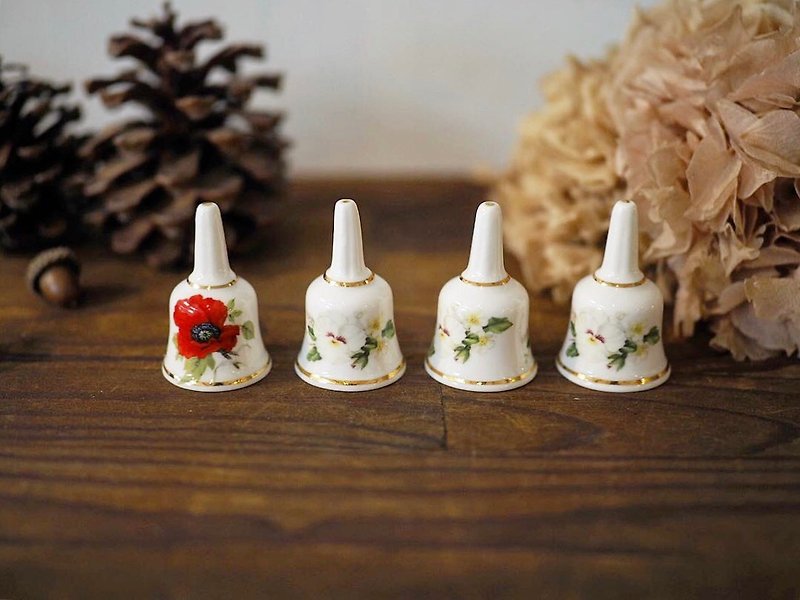 British porcelain flower cute little bell single piece for sale white flowers - ของวางตกแต่ง - เครื่องลายคราม 