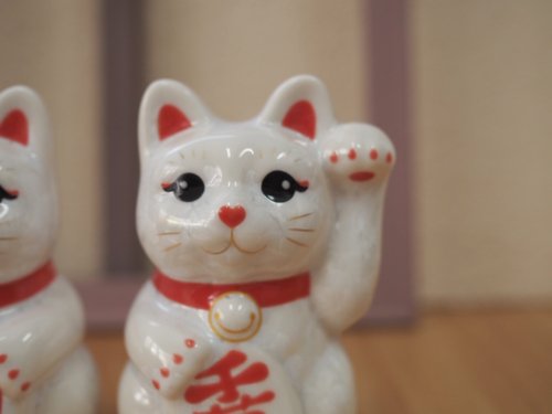 Wʜᴀᴛ ᴛʜᴇ ᴘᴜɢ sᴛᴏʀᴇ ｜日本招財貓。達磨。生活雜貨 京燒 清水燒 |花結晶 迷你 白 左手 千萬両