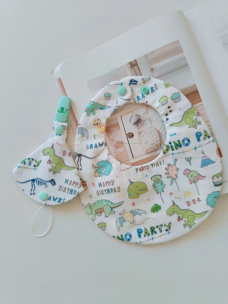 【Shipping within 5 days】Dinosaur birthday party back-button bib and one-month gift baby bib treasure - Bibs - Cotton & Hemp Multicolor