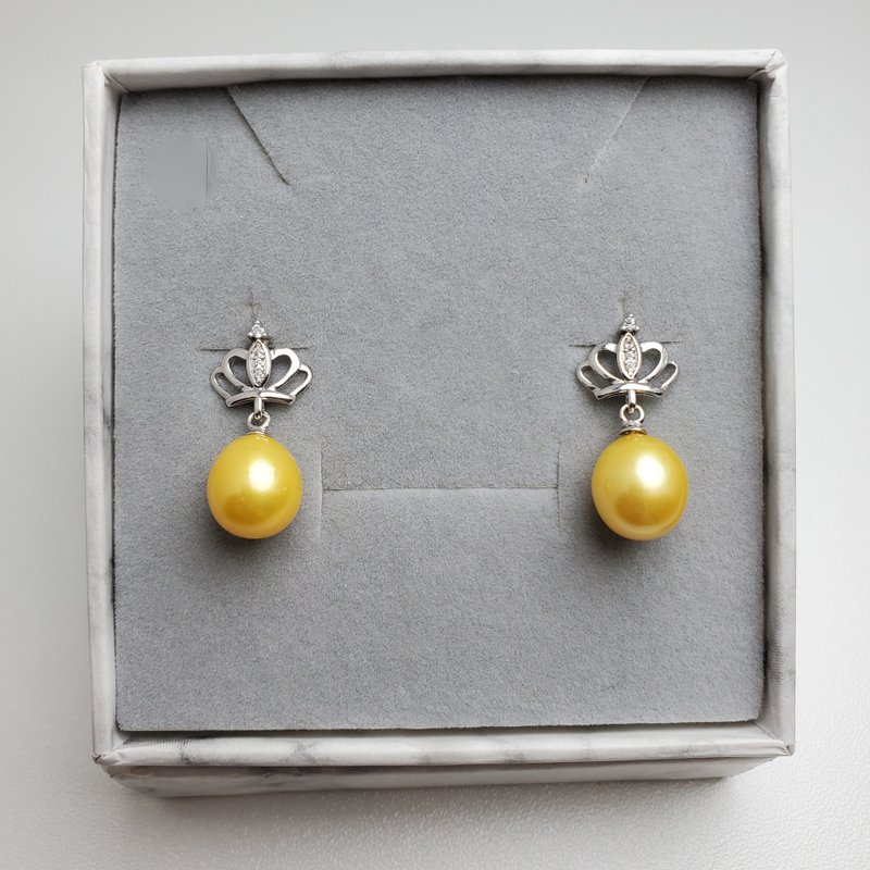 【気品あるクラウン】。925スターリングシルバー製ピアス。高貴なゴールドカラーのオーバル型淡水パール。 - ピアス・イヤリング - 真珠 ゴールド