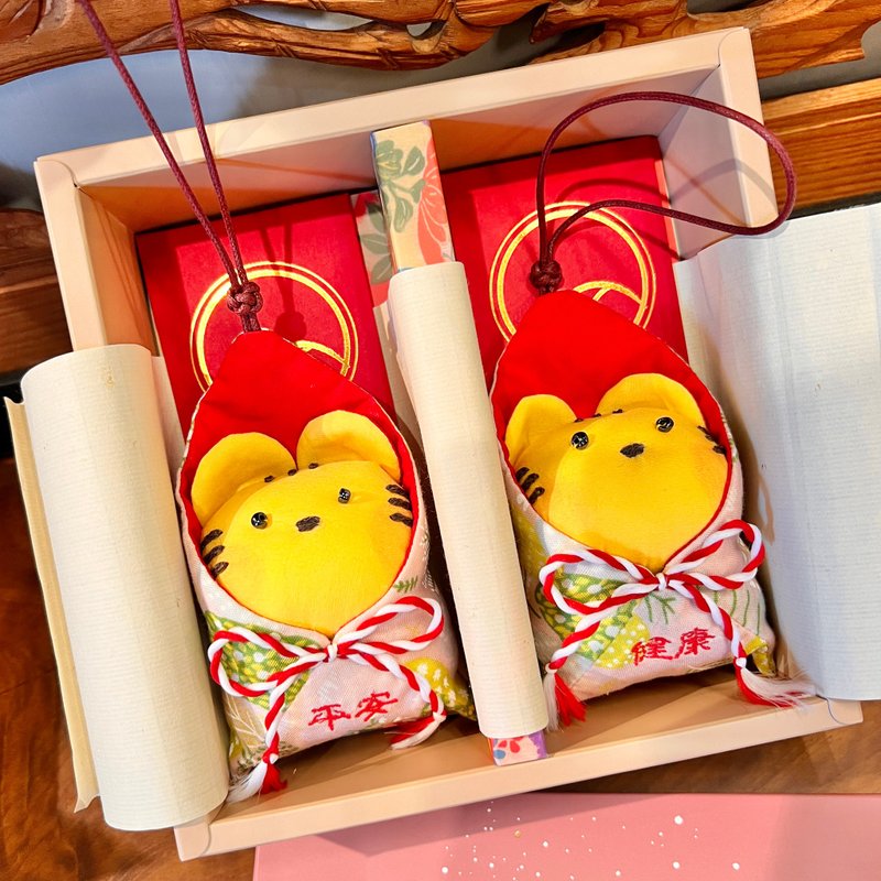 Have A Nice Day【虎你平安】平安健康刺繡香包掛飾・彌月禮盒 - 香氛/精油/擴香 - 棉．麻 多色