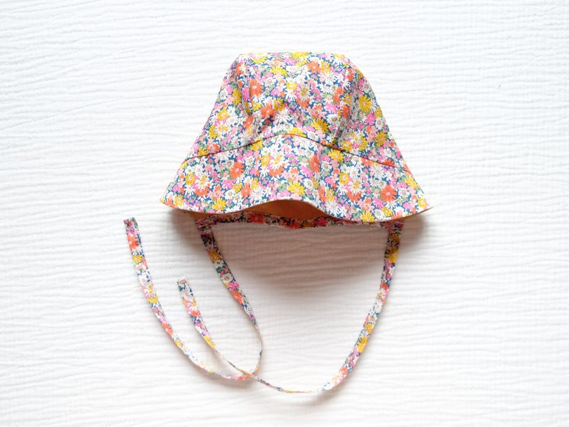 Liberty Fabrics Reversible Vintage Baby Bonnet - Freja Daisy - หมวกเด็ก - ผ้าฝ้าย/ผ้าลินิน สีส้ม