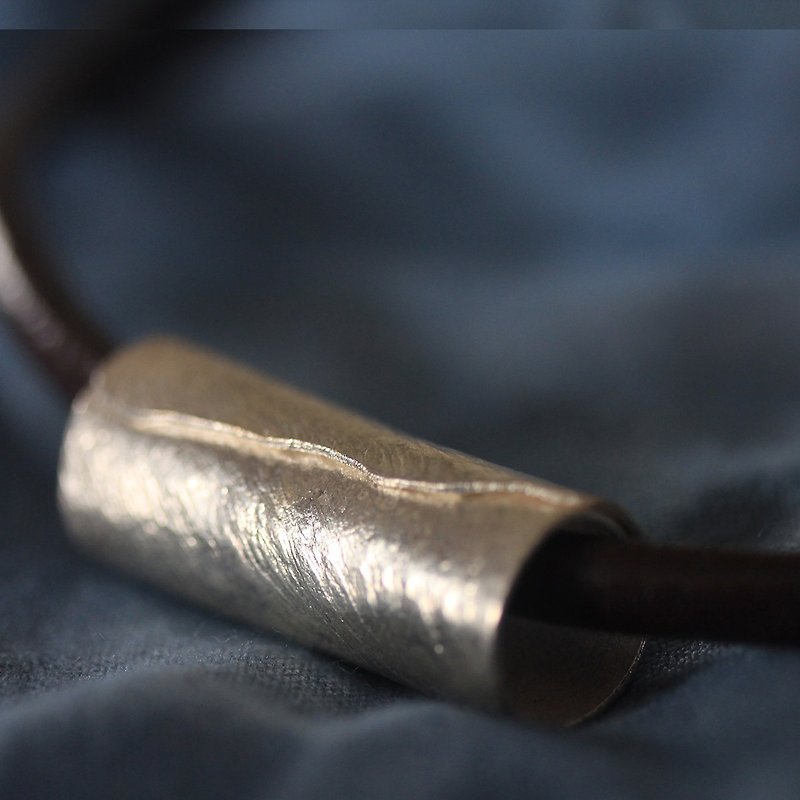 Leather necklace with handmade silver roll-bead with textured surface (N0097) - 項鍊 - 銀 銀色