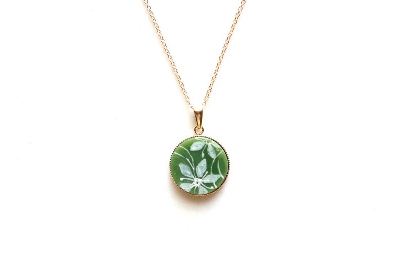 Resin Art Round Pendant - White Flower - Olive - สร้อยคอ - เรซิน สีเขียว