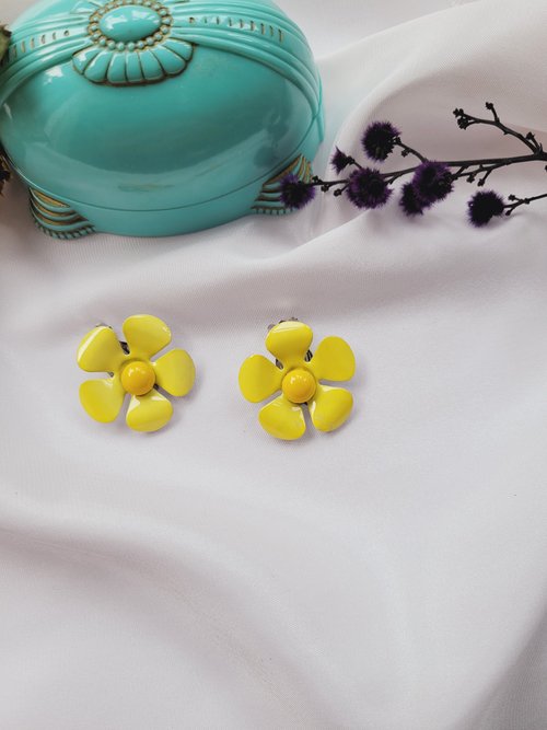 Hale黑爾典藏西洋古董 美國西洋古董飾品 / 60年代 可愛黃色小花 釉質花 夾式耳環 古董首飾