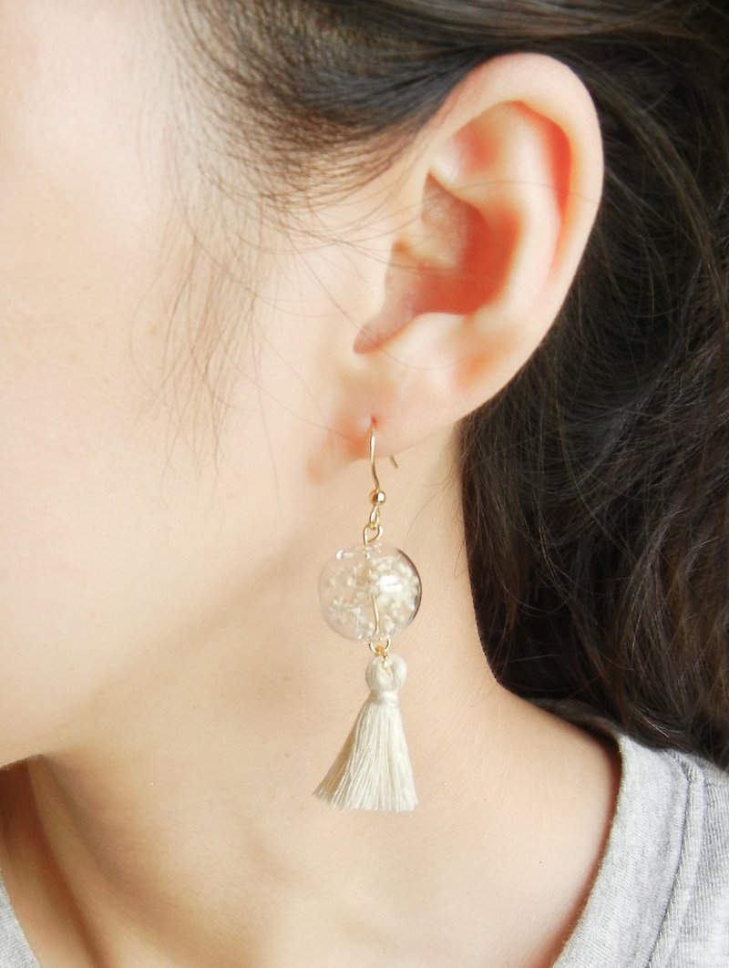 *coucoubird*Pure white glass ball tassel earrings / can be modified clip-on - Earrings & Clip-ons - Plants & Flowers White