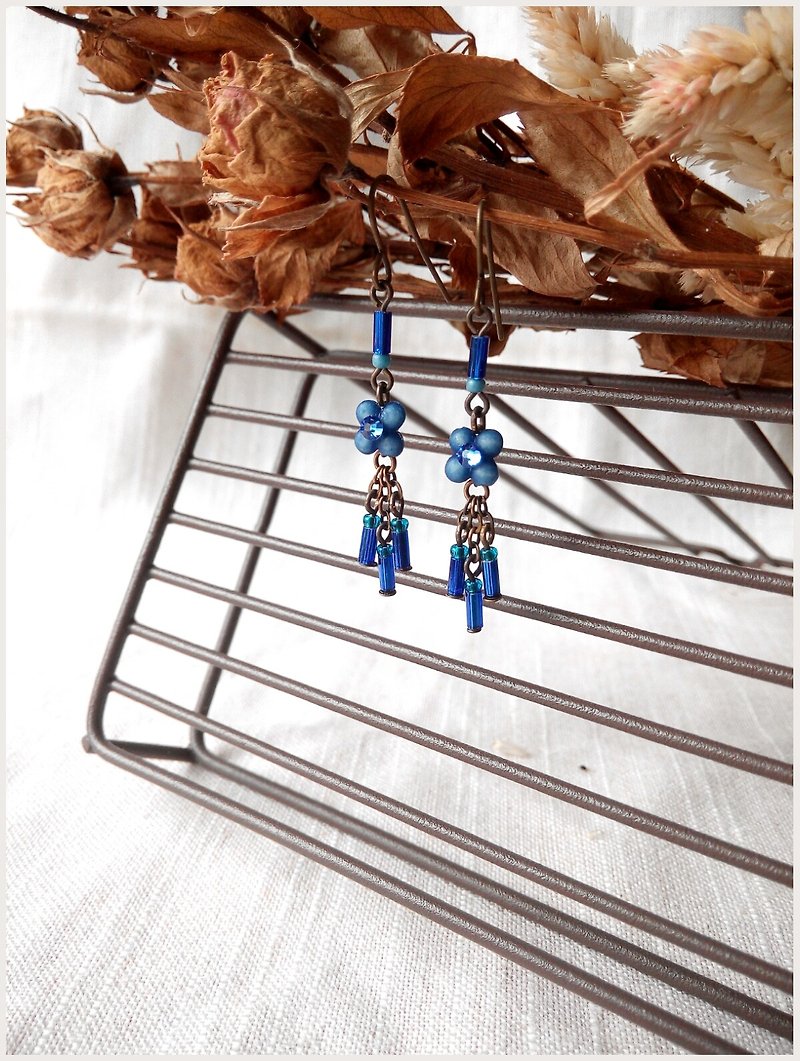 Four treasures tassel earrings classic blue can change folder plastic - ต่างหู - พลาสติก สีน้ำเงิน