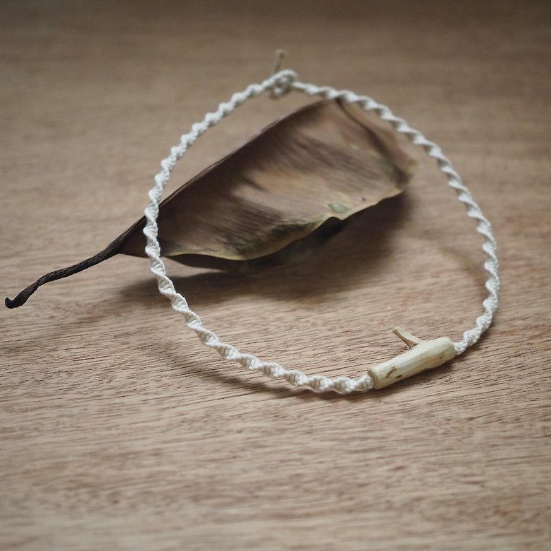 【Weaving Small Things | Guava Tree Ornament Series | Tree Tree Necklace】 White - สร้อยคอ - ไม้ ขาว