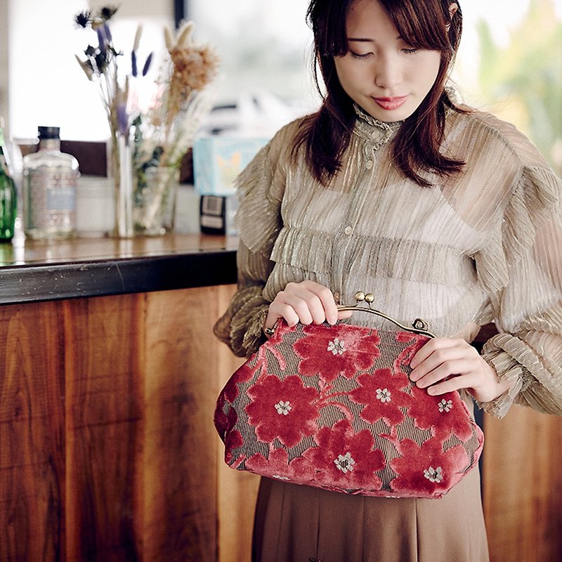 Horizontal Benly Clasp Bag Moquette Marguerite [Made in Japan] - กระเป๋าถือ - เส้นใยสังเคราะห์ สึชมพู