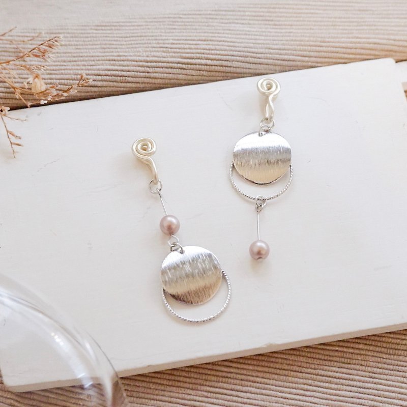 Find the wrong game ear clip earrings / nude pink - ต่างหู - โลหะ สีเงิน