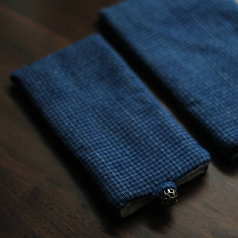 Blue fine cell phone pouch for Apple iPhone Plus old cloth homespun cotton quilted anti-fall storage bag - เคส/ซองมือถือ - ผ้าฝ้าย/ผ้าลินิน สีน้ำเงิน