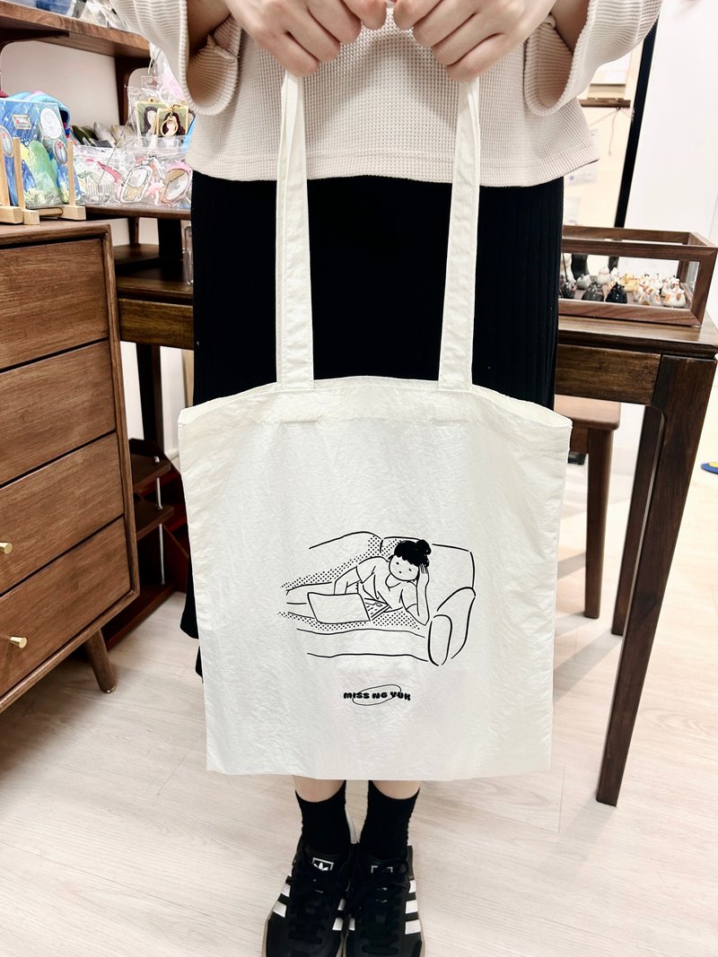 Miss Ng Yuk Chilling on Sofa Nylon Tote Bag - กระเป๋าแมสเซนเจอร์ - ไนลอน สีเขียว