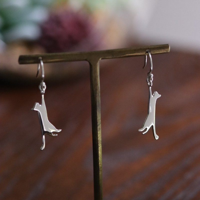 ぶらさがるネコのピアス - 耳環/耳夾/耳骨夾 - 純銀 銀色