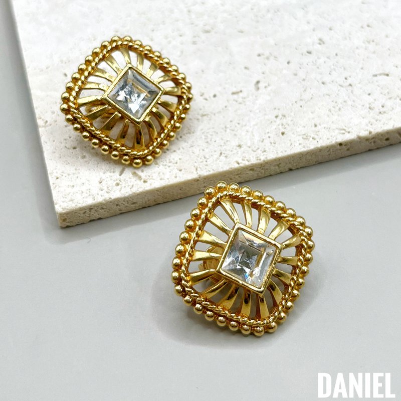 •DANIEL• European and American old Swarovski square diamond braided Clip-On - ต่างหู - โลหะ สีทอง