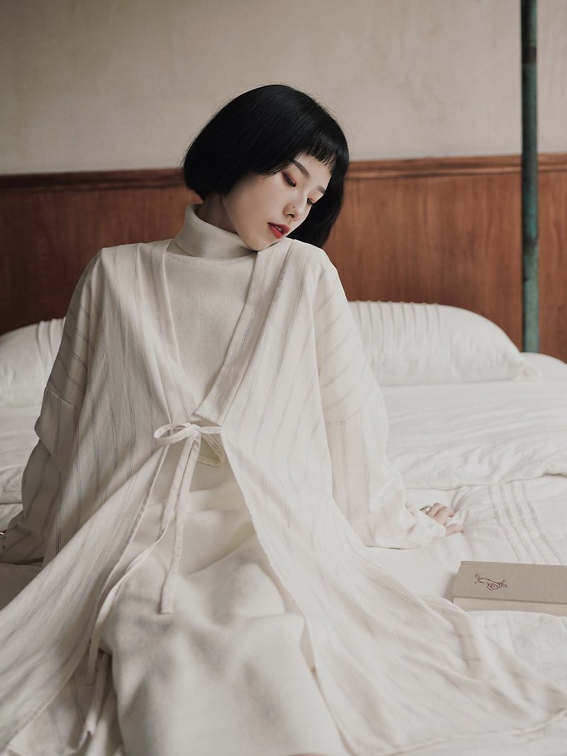 White texture striped Japanese kimono V-neck tie mid-length cardigan Minimalist temperament loose casual jacket - เสื้อแจ็คเก็ต - เส้นใยสังเคราะห์ ขาว