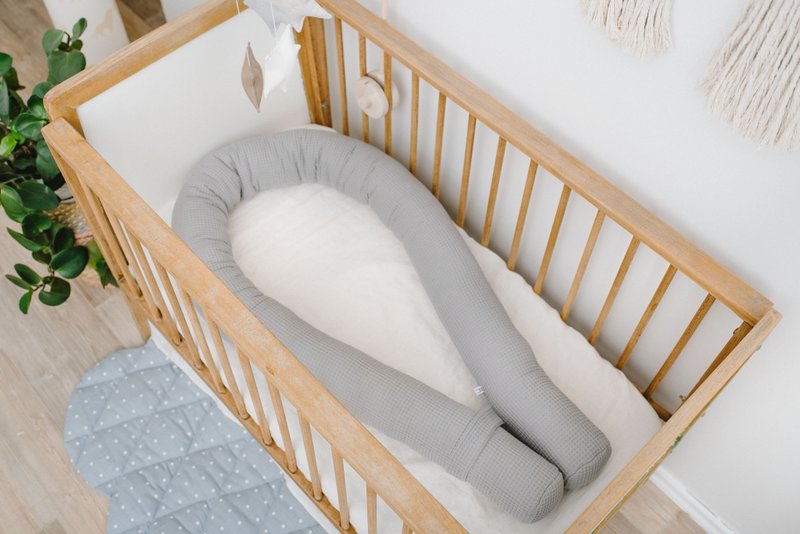 Grey neutral baby crib snake bumper pillow - bumper pad for newborn bed - 嬰兒床/床圍/寢具 - 棉．麻 灰色
