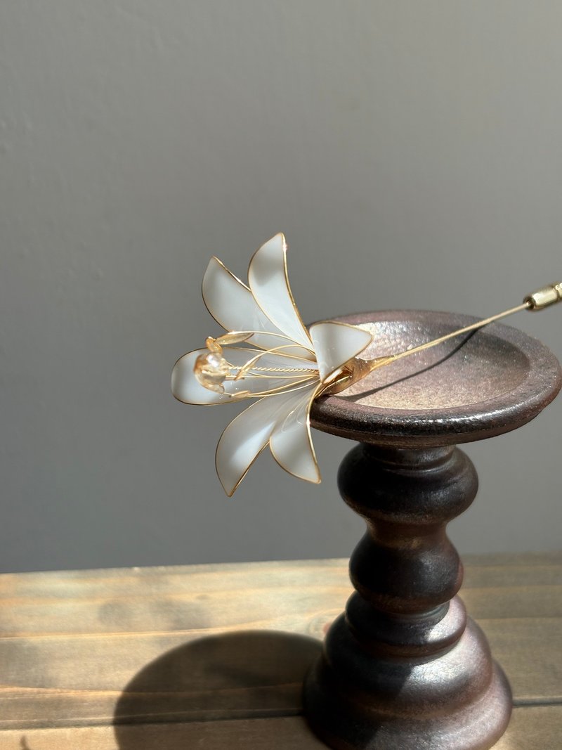 野百合胸針 | Brooch 台灣百合 預購 - 胸針 - 樹脂 白色