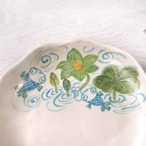 美品　陶芸　希少　年代物　青絵皿　菊花　銘々皿　丁寧に描れた　華やかな　薄い作り 蓮華と戯れる青い金魚の色絵菊皿 - ショップ 春信工房 JAPAN 皿