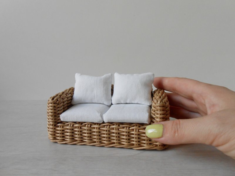 1:12 dollhouse miniature 2-seat wicker sofa, patio loveseat with pillows - ของเล่นเด็ก - กระดาษ 