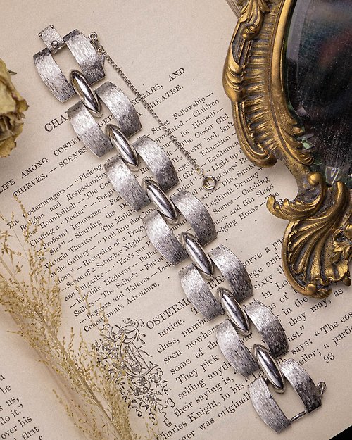 古飾案內所 美國 Monet 品牌古董 寬版髮絲紋特殊方鎖鍊造型 手鍊手環