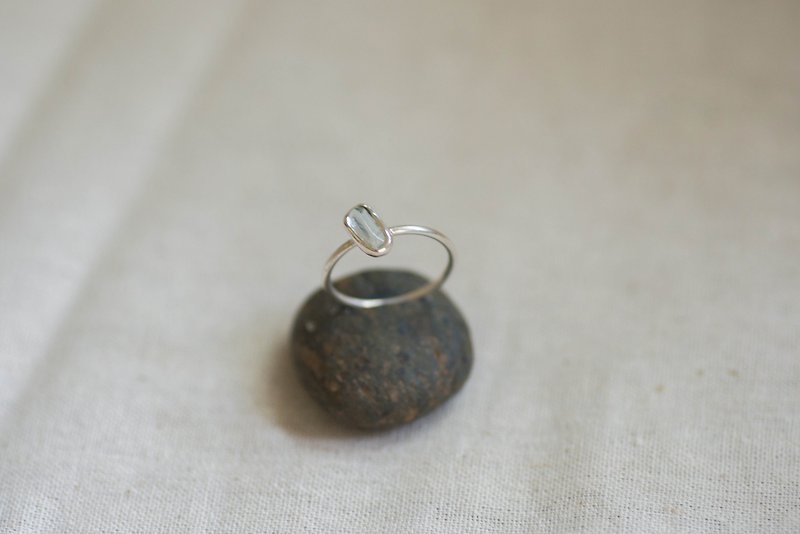 Dewdrop no.5 | Aquamarine gemstone & silver ring - แหวนทั่วไป - เครื่องเพชรพลอย สีเงิน