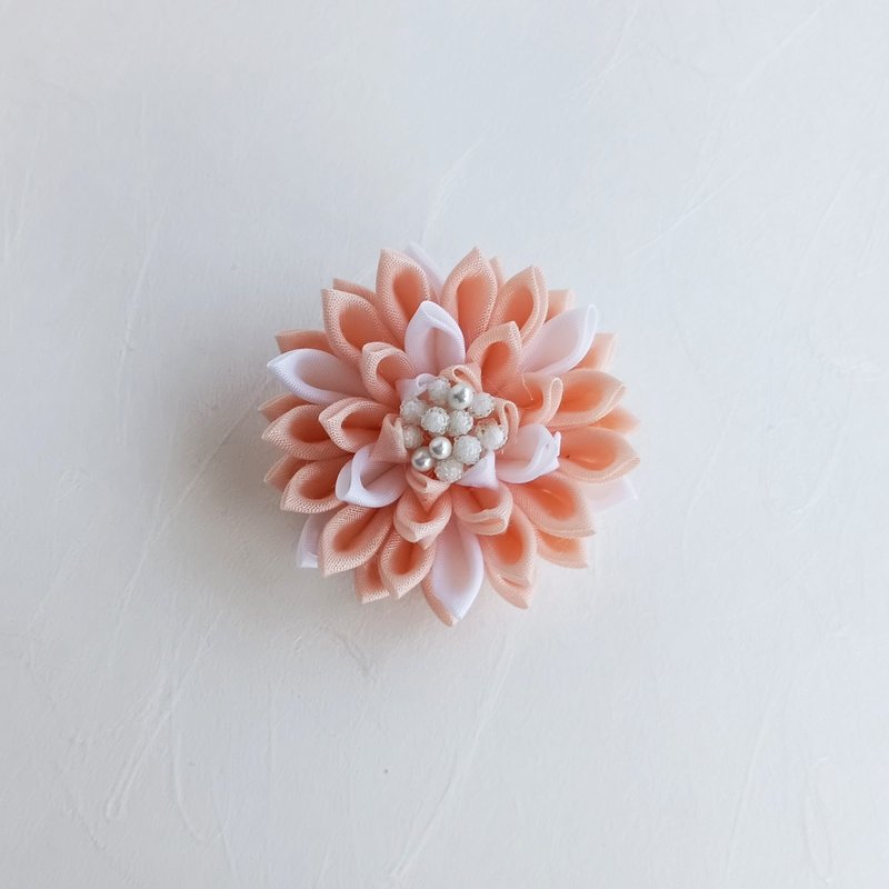 小さいダリアのブローチ　アプリコットピンク　つまみ細工 - 胸針 - 棉．麻 粉紅色