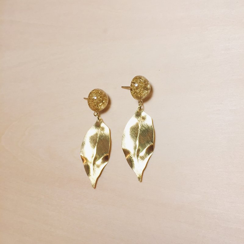 復古金箔仿真黃銅葉片耳環 - 耳環/耳夾 - 銅/黃銅 金色