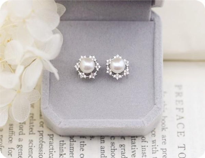 Of sparkling flowers and pearl that will carry the happy stud earrings Clip-On 2 color June birthstone - ต่างหู - เครื่องเพชรพลอย สีทอง