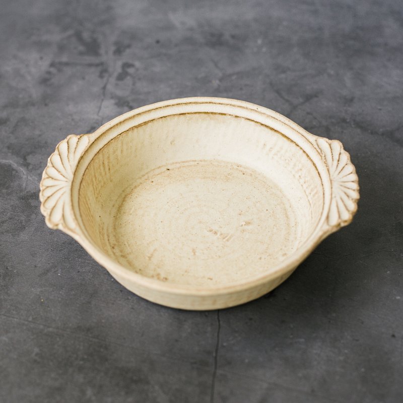 With you every day - deep bowl with chrysanthemum petals (without lid) - จานและถาด - ดินเผา ขาว