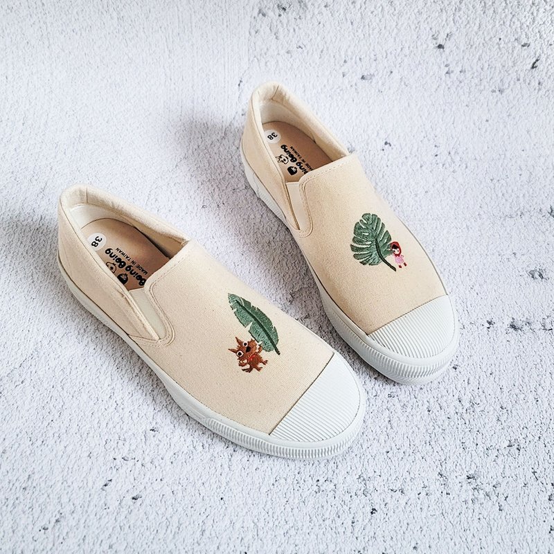 Embroidered thick-soled loafers-beige women's shoes Little Red Riding Hood and the Big Bad Wolf (wide last) - รองเท้าลำลองผู้หญิง - ผ้าฝ้าย/ผ้าลินิน สีกากี