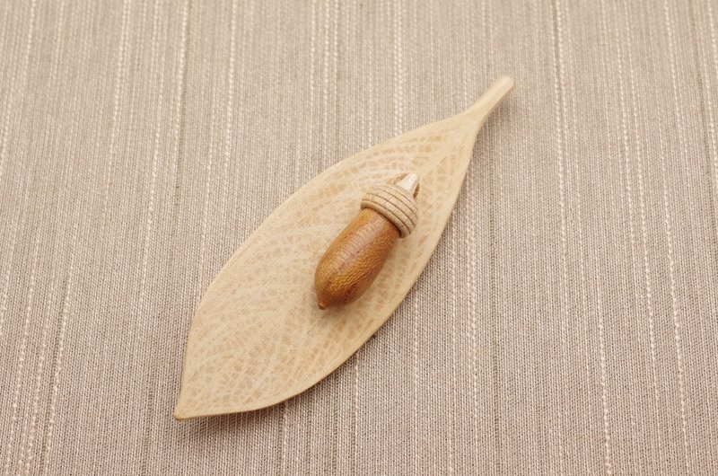 Free shipping | LBR1-6 Wood Carving Leaf & Acorn Brooch [KEYAKI] - เข็มกลัด - ไม้ สีกากี